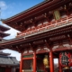 一个美丽的红色宝塔坐落在一个大的红色神殿在东京