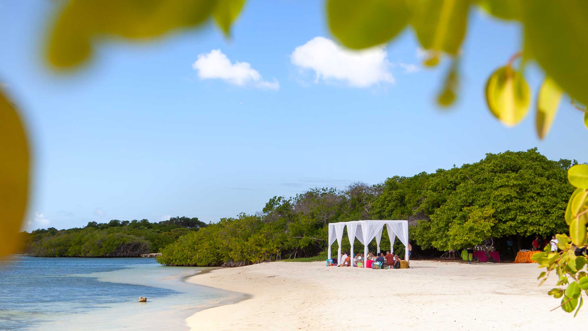 一个白色的沙滩与私人餐饮Cabanna阿鲁巴岛