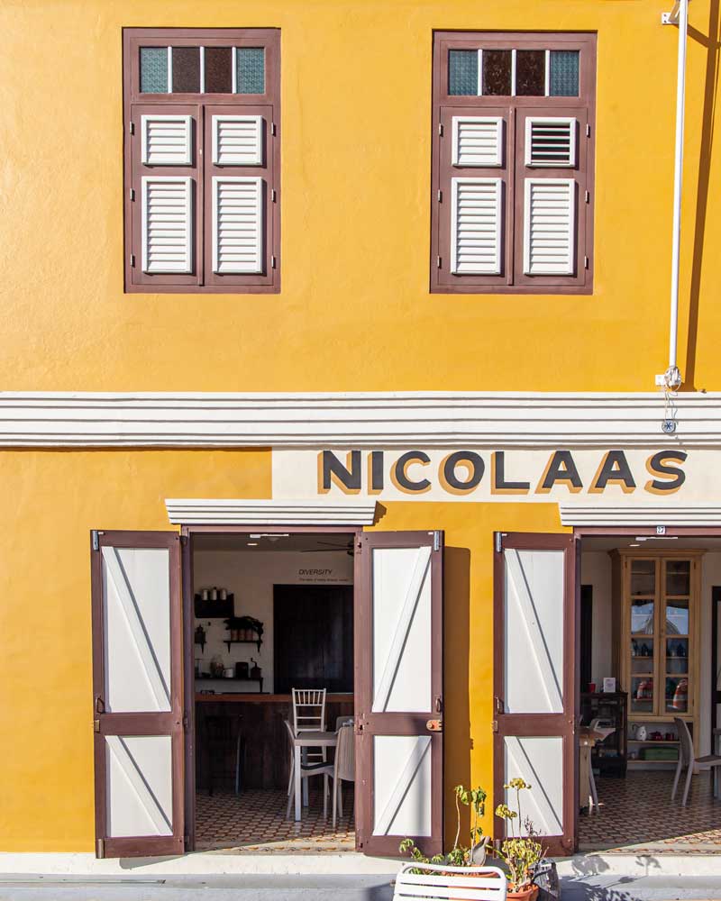 圣尼古拉斯一家亮黄色的咖啡馆