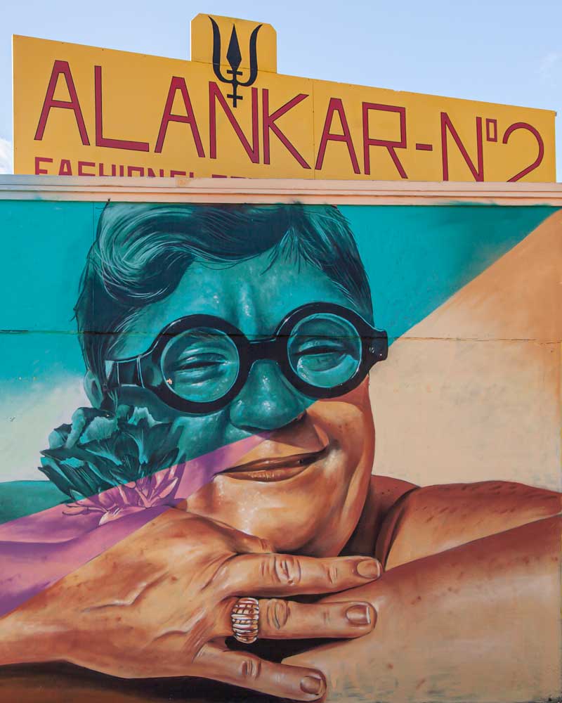在圣尼古拉斯，一个带着墨镜的微笑阿姨的街头艺术