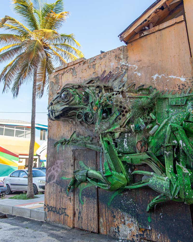 圣尼古拉斯用回收材料制成的绿色鬣蜥街头艺术