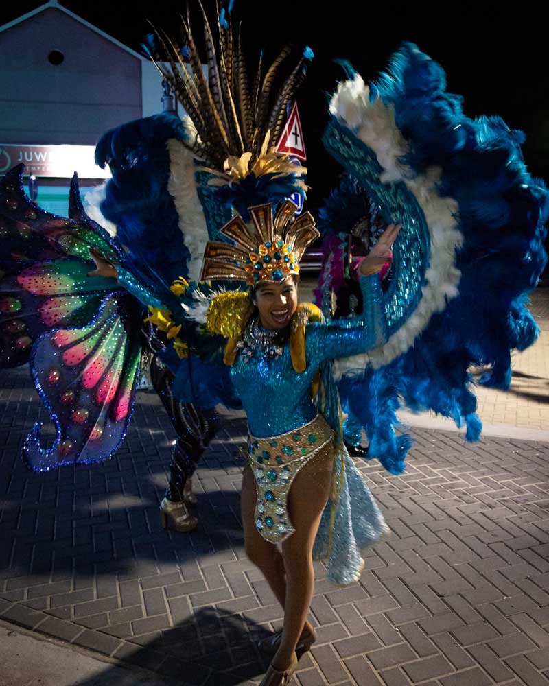 在圣尼古拉斯的街道上跳舞时穿着的传统和色彩鲜艳的狂欢节服装