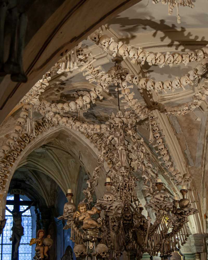 Kutna hora教堂里用骨头做成的枝形吊灯