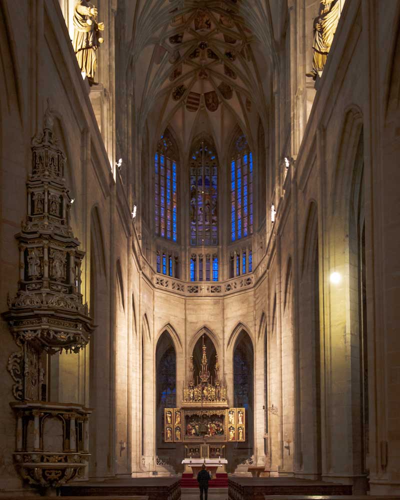 大教堂内部有高高的拱形天花板