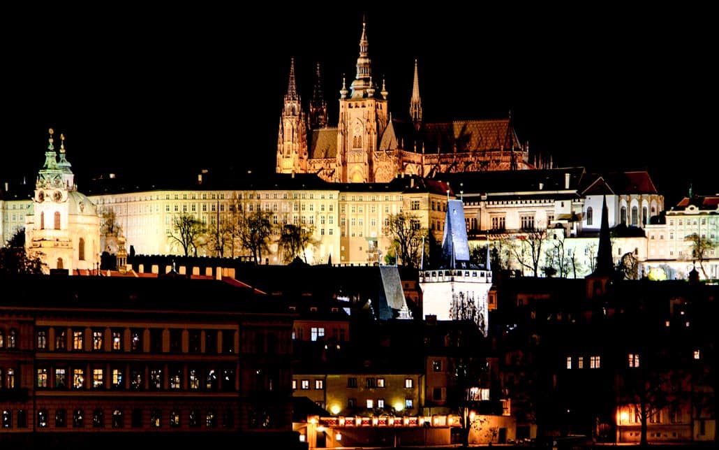 首都布拉格的夜晚，从一座河桥上眺望城堡