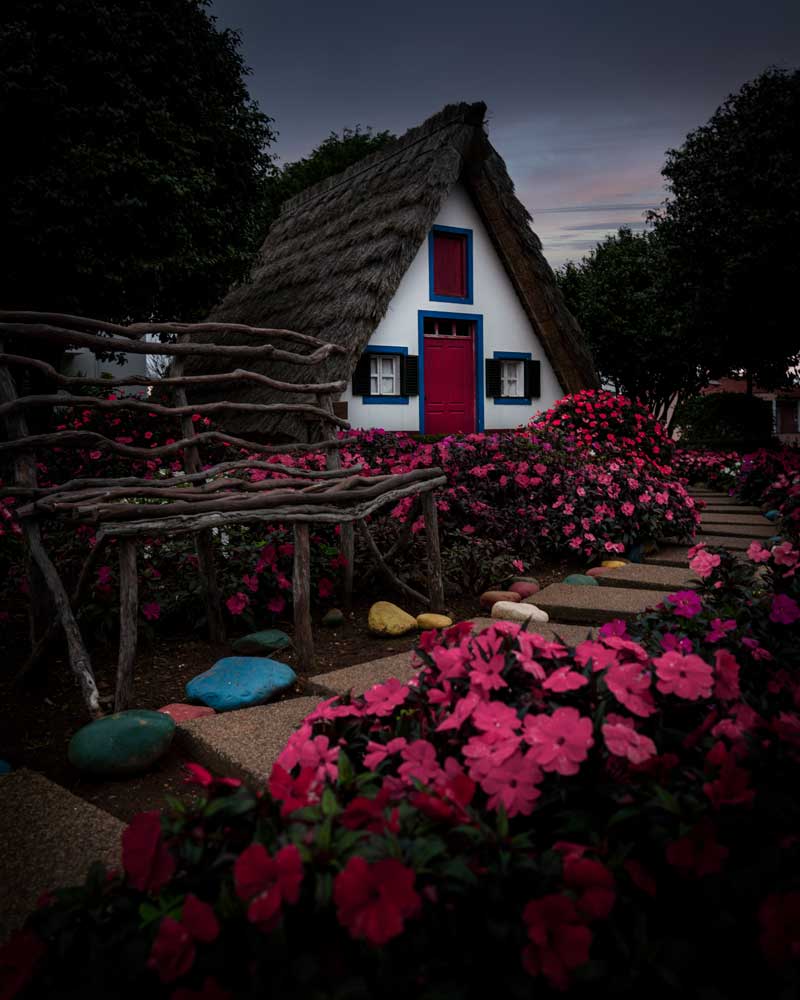 马德拉岛桑塔纳的传统茅草屋，装饰着五颜六色的花朵必威ios下载