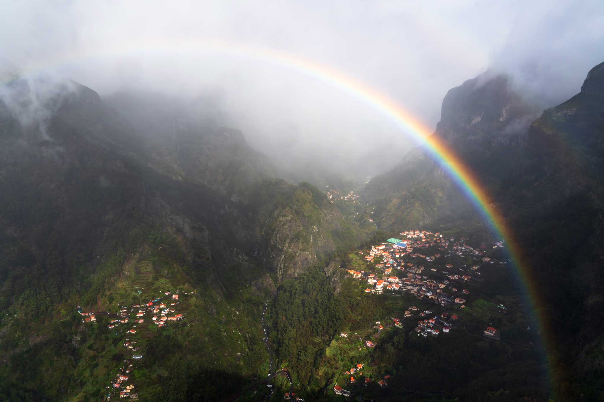 彩虹在高山峡谷的修女在马德拉必威ios下载