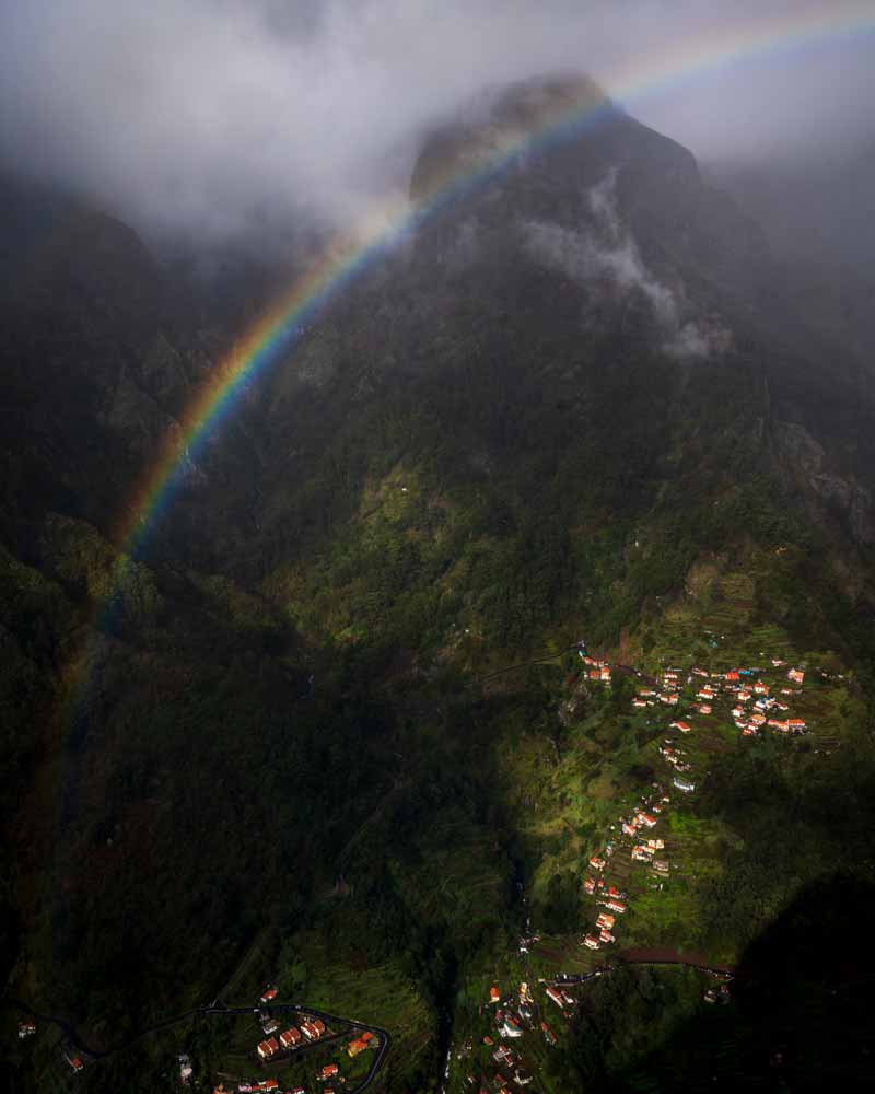 俯视山谷悬崖上一排房屋被马德拉的彩虹必威ios下载