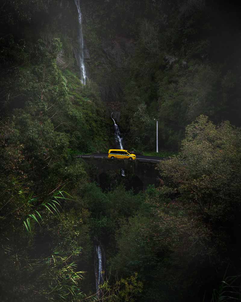 一个黄色的出租车在马德拉的瀑布必威ios下载
