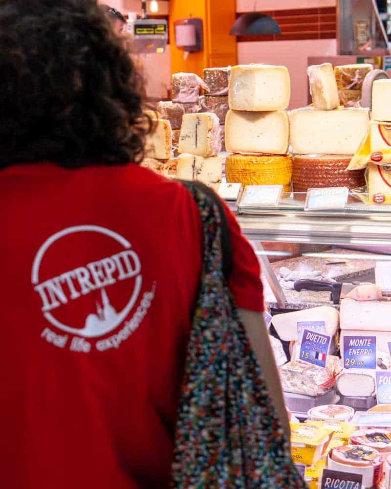 在圣塞巴斯蒂安，女人站在奶酪前