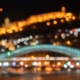 第比利斯夜晚的模糊镜头，堡垒和河桥的光线和形状