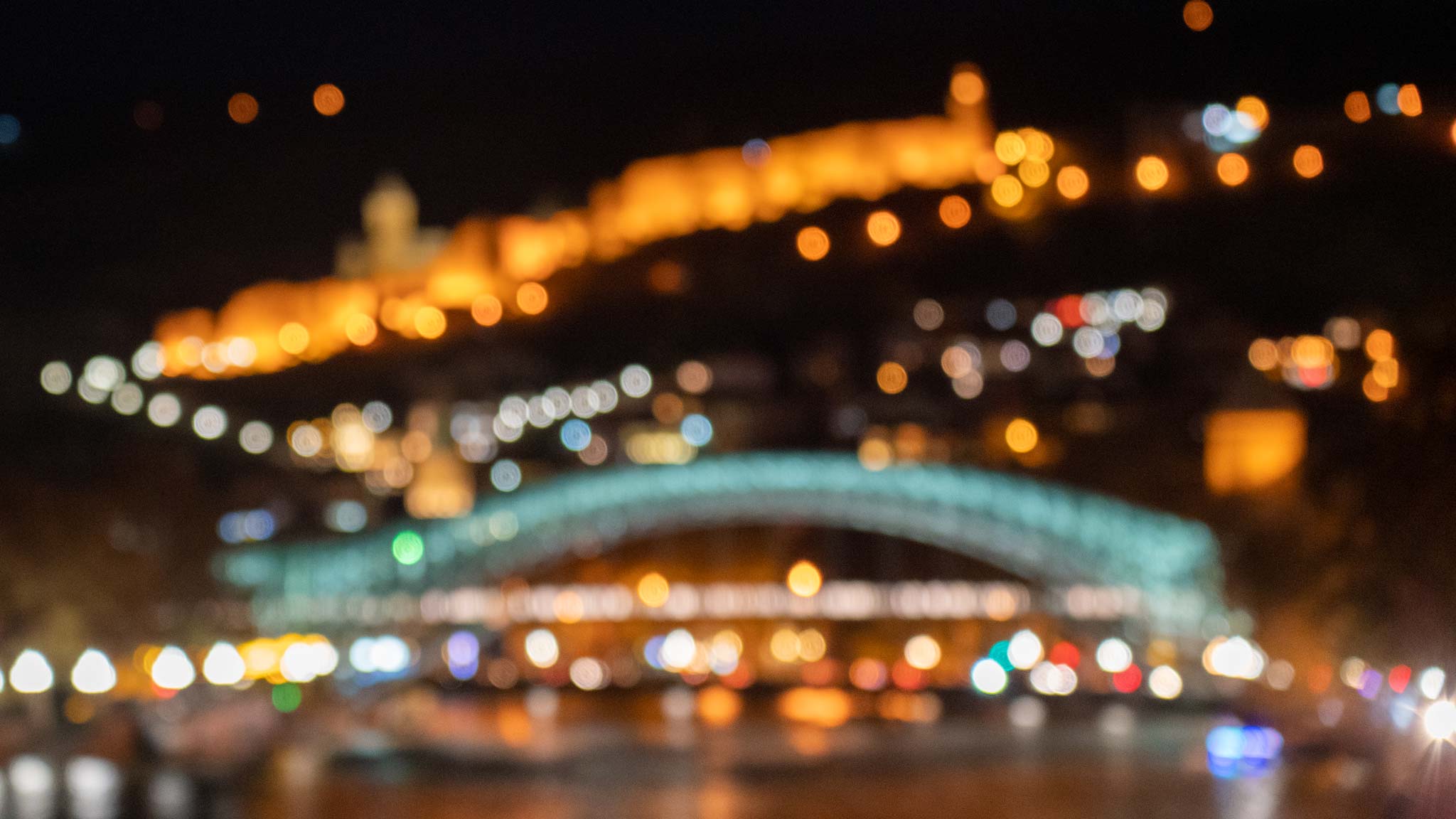 第比利斯夜晚的模糊镜头，堡垒和河桥的光线和形状