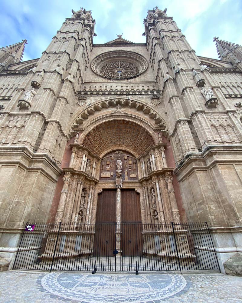 壮观的哥特式大教堂的入口