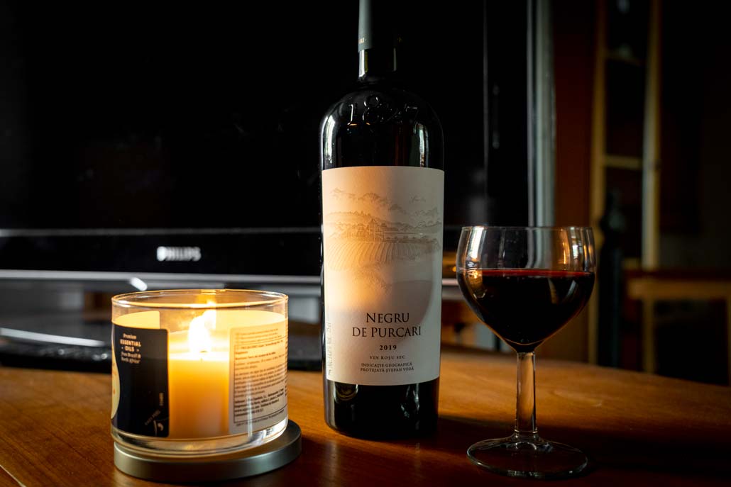 一瓶摩尔多瓦葡萄酒和一支蜡烛