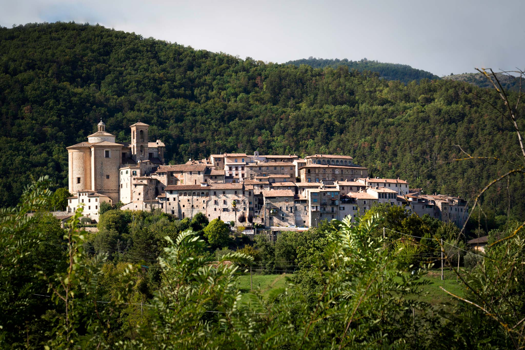 康contigliano的博尔戈(borgo)依附在山上，在罗马附近形成了一个令人愉快的村庄