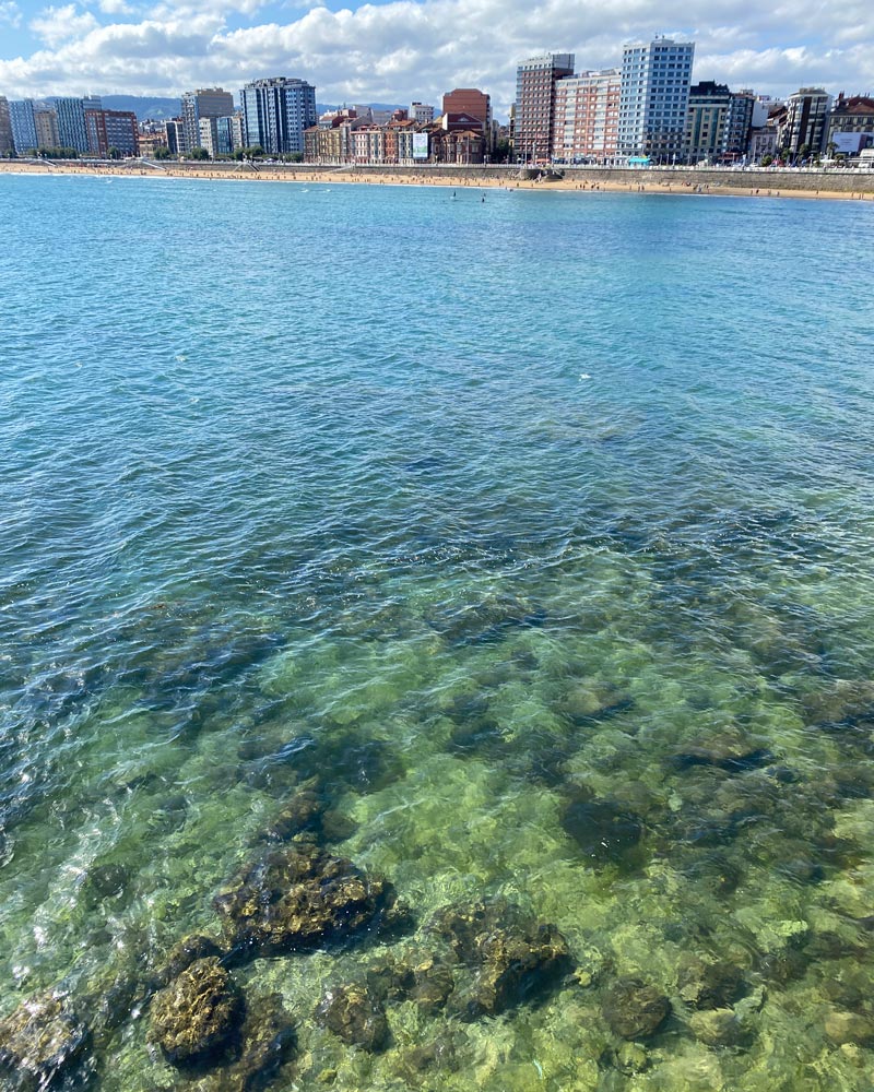 清澈的海水Gijón西班牙