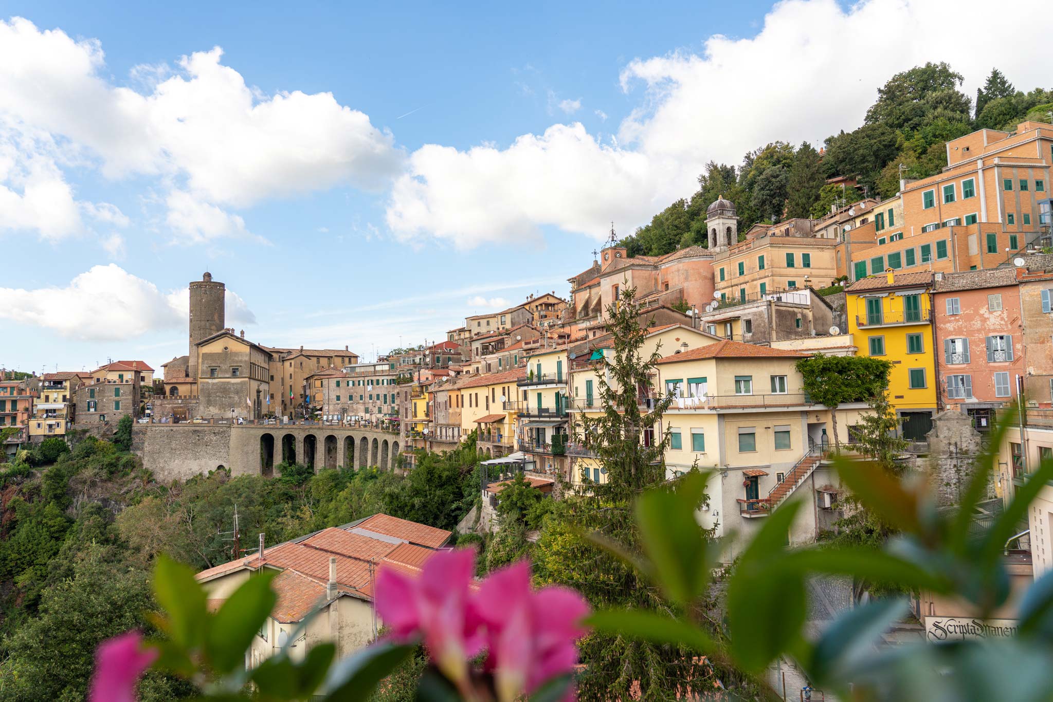 五彩缤纷的内米和它的拱形支撑，意大利的一个小村庄