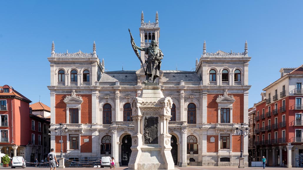 西班牙巴利亚多利德的市长广场和雕像