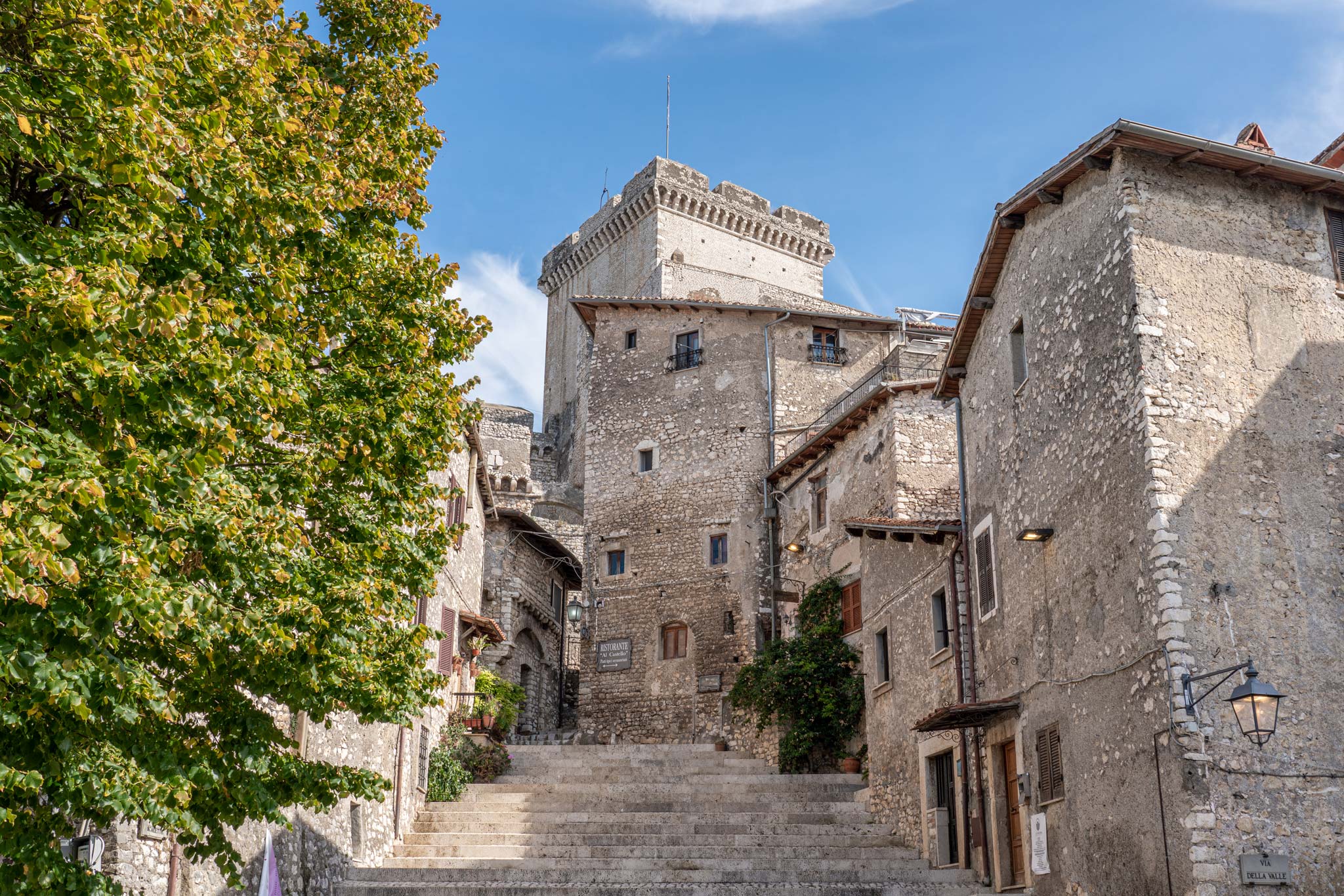 中世纪的塞蒙内塔和城堡，从罗马出发可以一日游