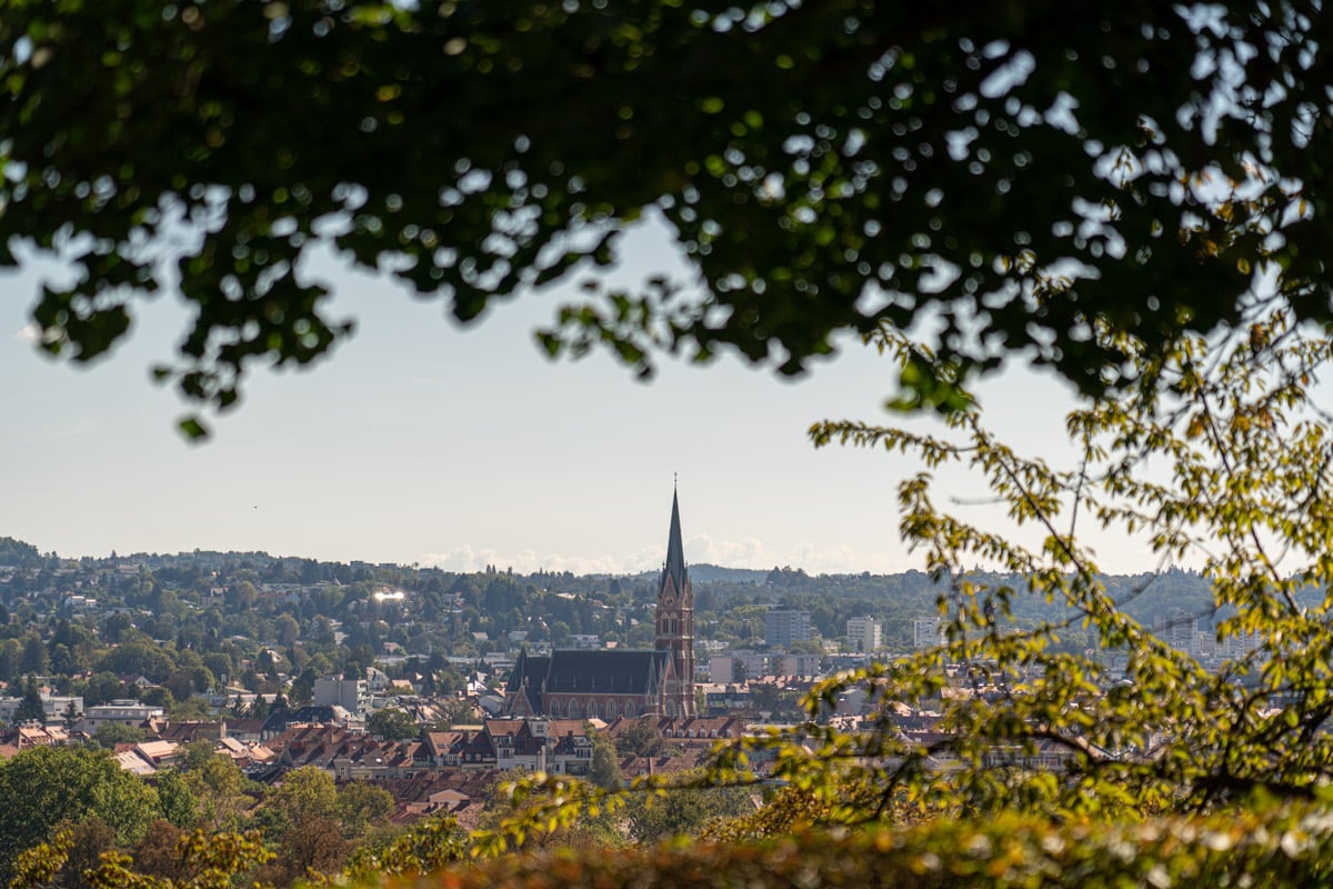 绿色的格拉茨可以俯瞰城市和教堂塔尖