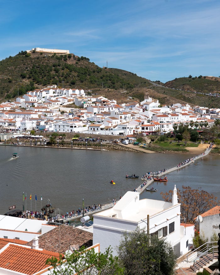 葡萄牙的桥是竖立在为期三天的违禁品的节日