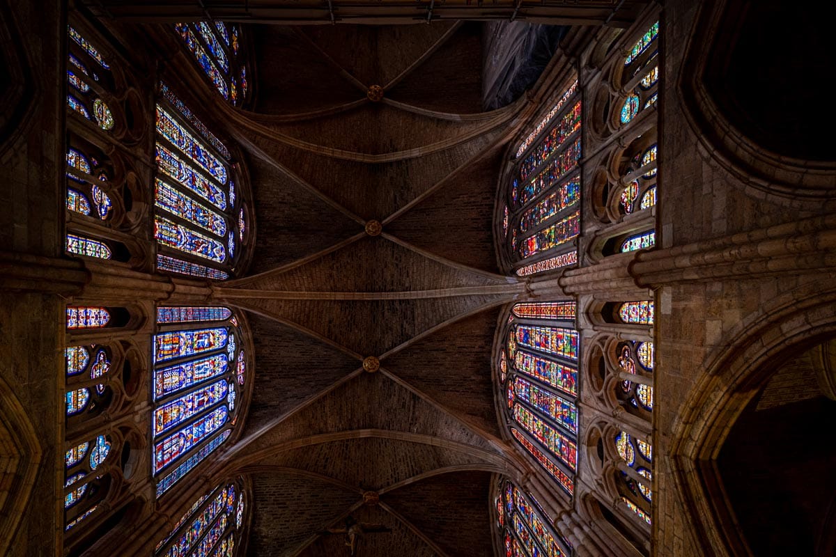 里昂大教堂的彩色玻璃