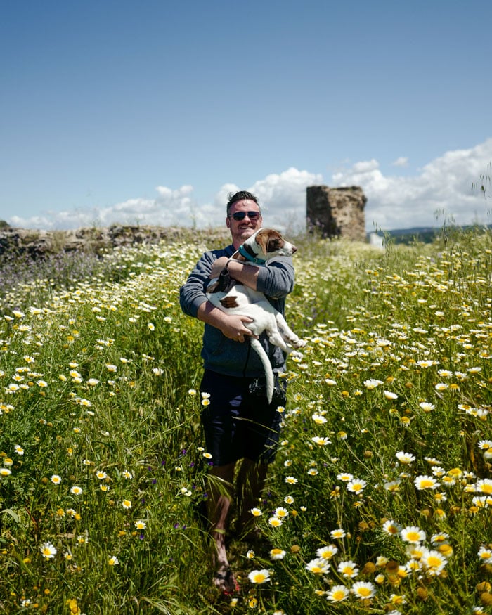 丹和一只被野花环绕的狗
