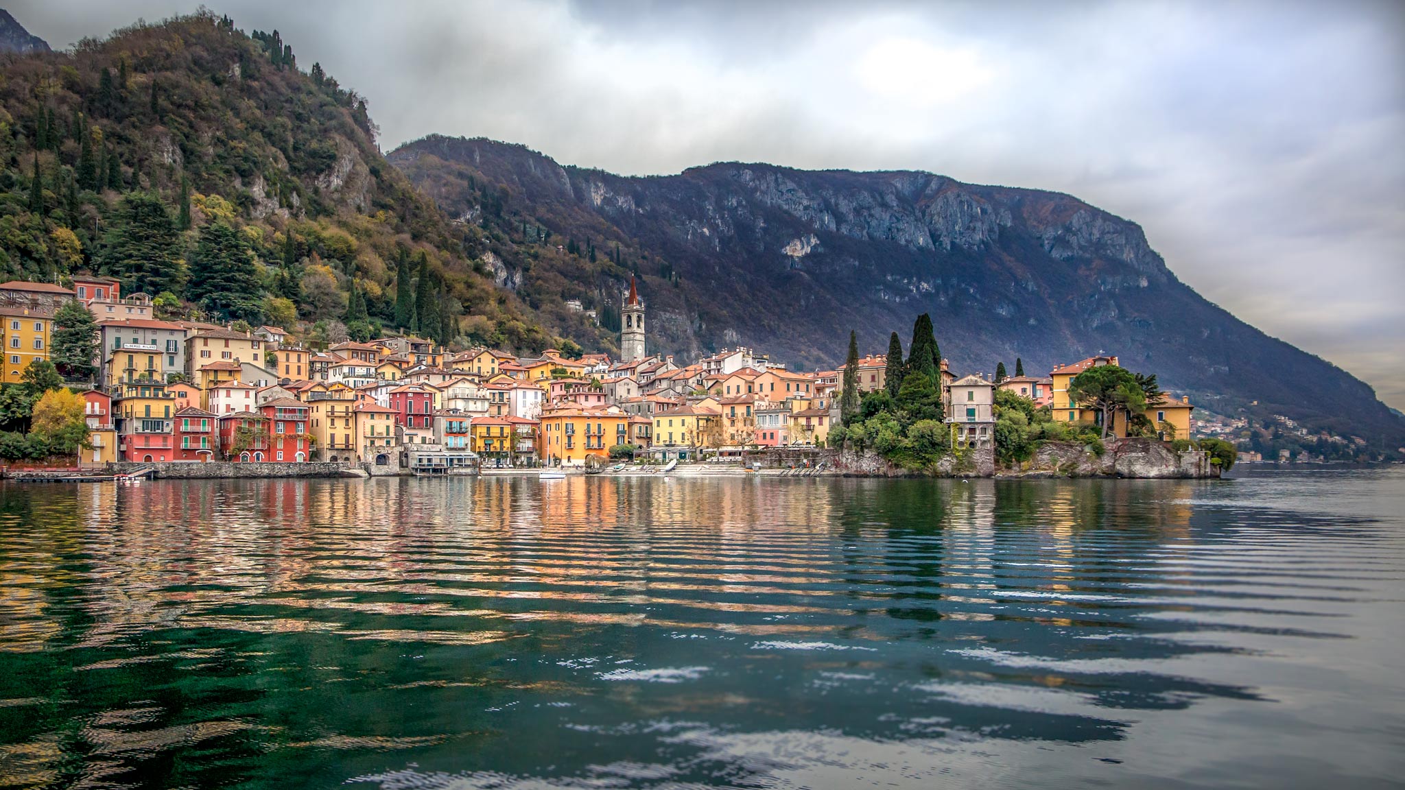 伦巴第的科莫湖(Lake Como)，海洋中倒影着色彩斑斓的村庄