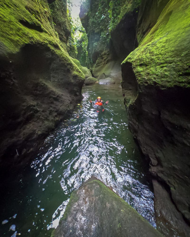 一个水池和一个人在一个峡谷的底部在多米尼加
