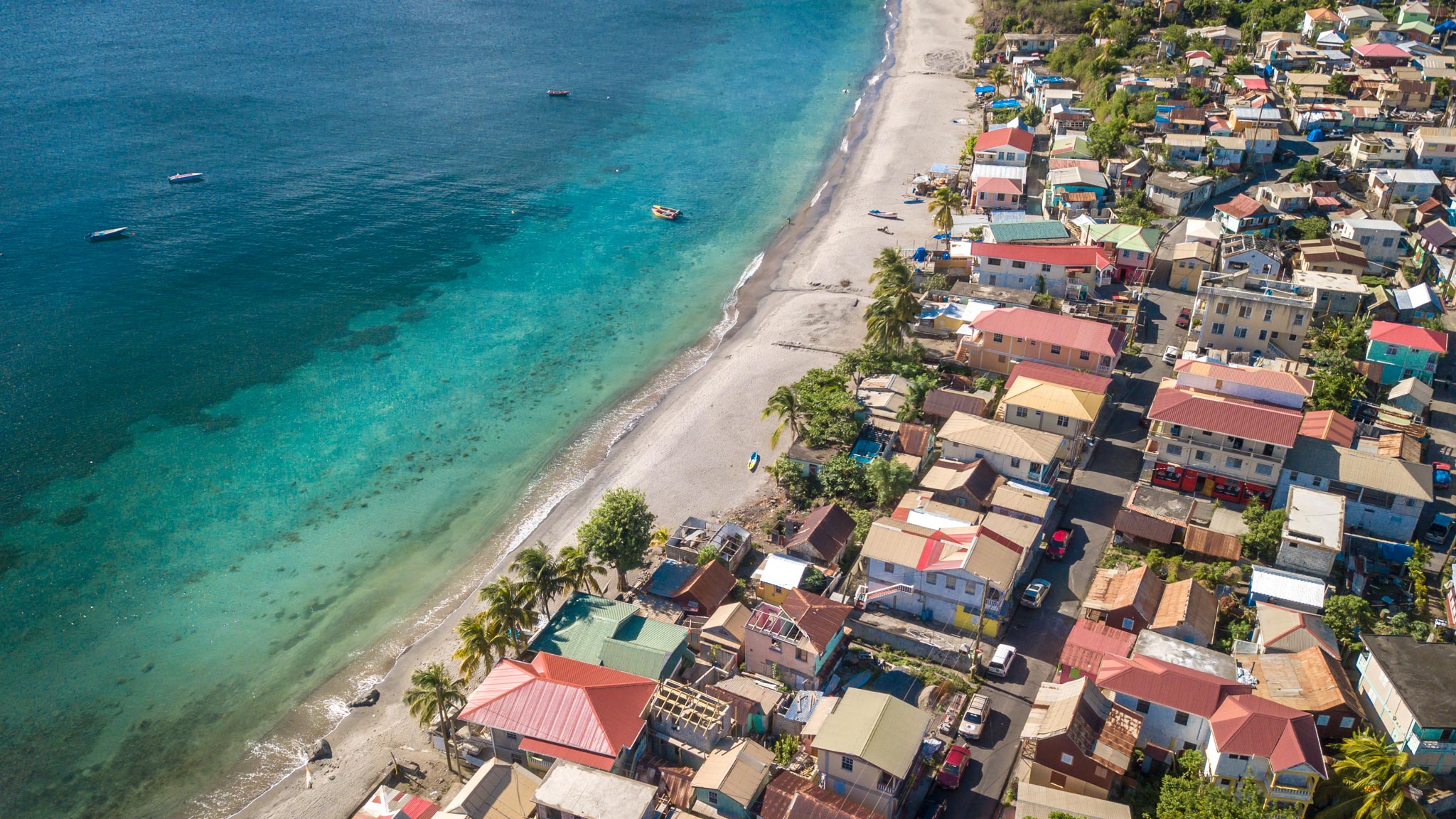 多米尼加西海岸的海滩鸟瞰图，旁边有一个小镇