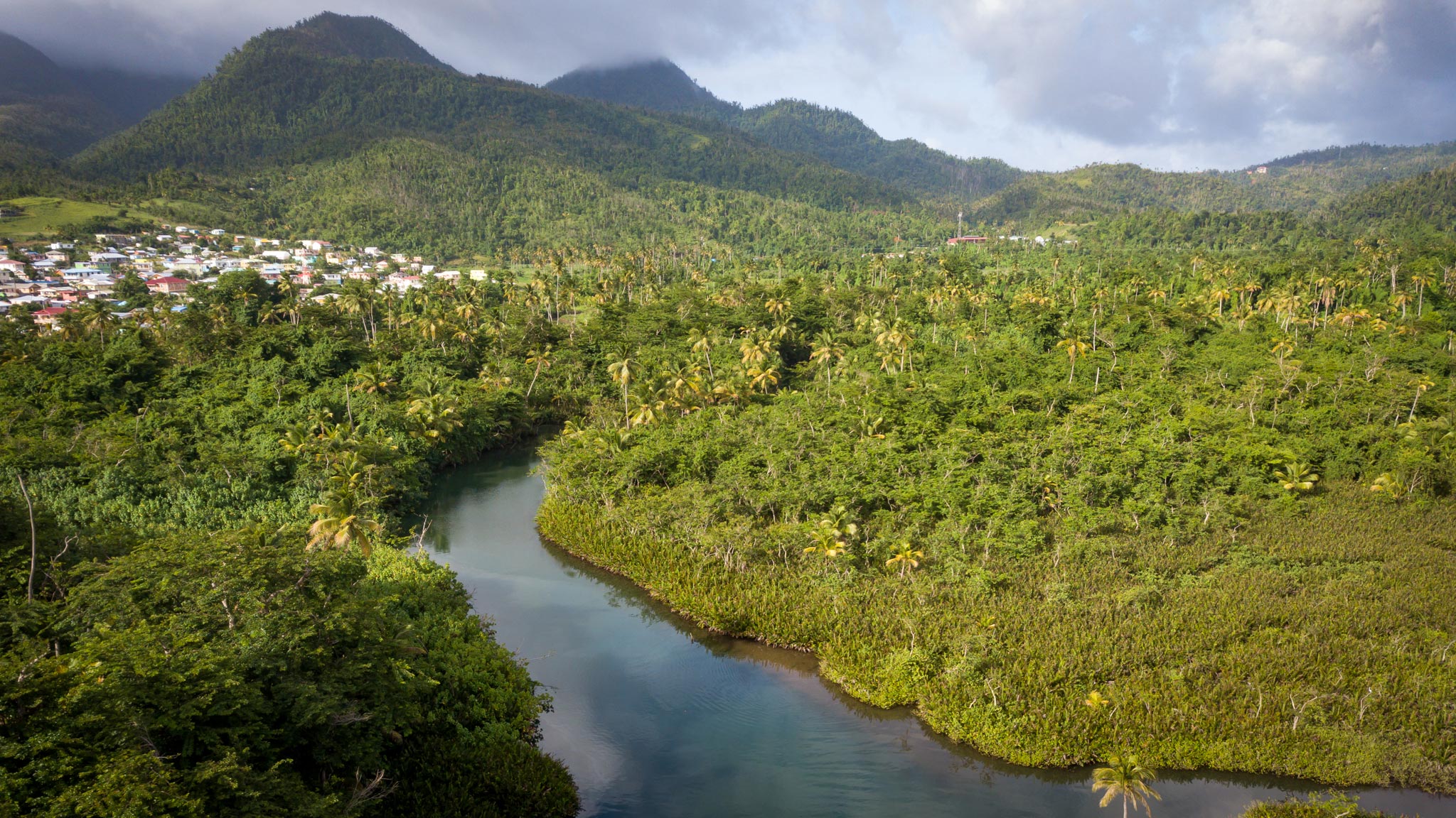 从上面看到的印第安河，背景是多米尼加的山脉
