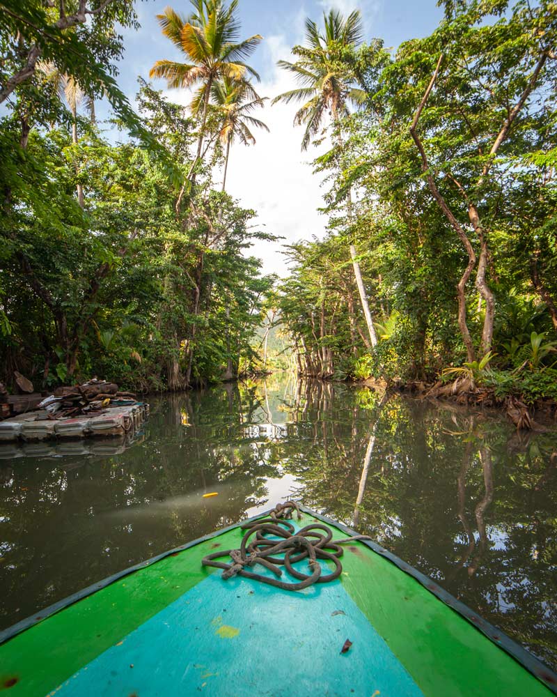 反映印度的河流在多米尼加一艘小船