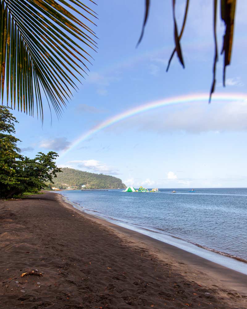 彩虹在朴茨茅斯多米尼加的海洋