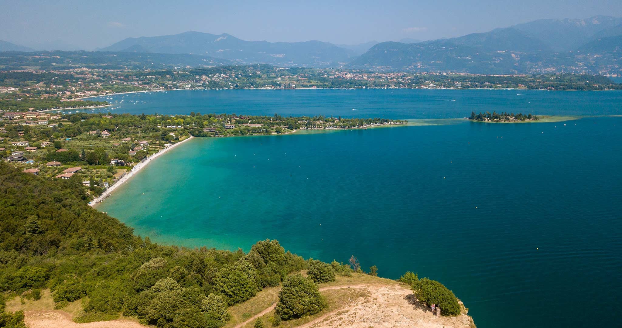 加尔达湖上面从高山上眺望海滩和岛屿