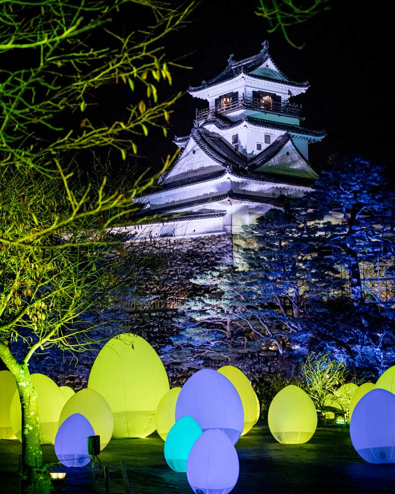 Kōchi城堡被各种颜色的投影
