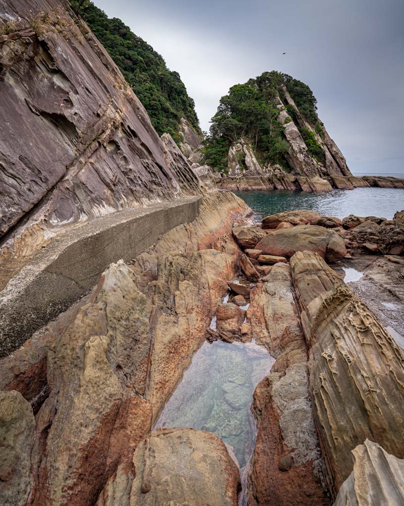 戏剧性的岩石海岸线经历了数千年的活动