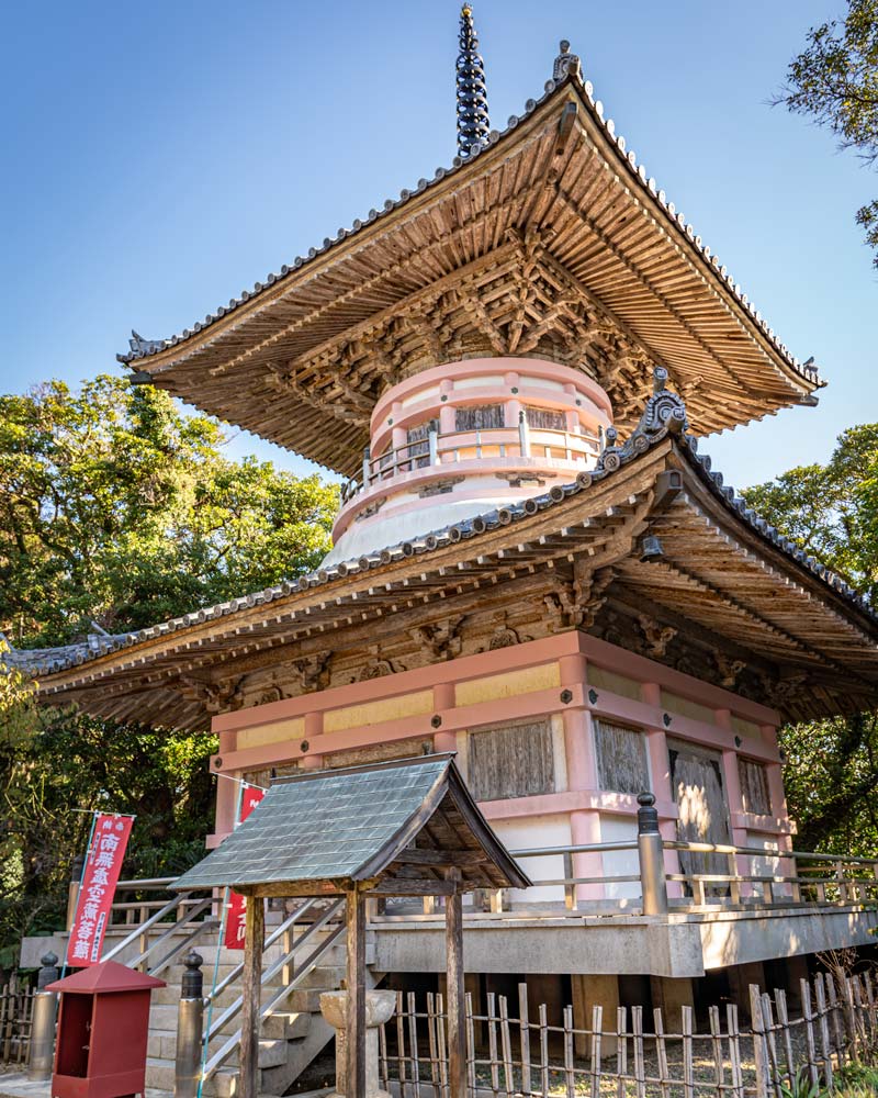 粉色和白色的寺庙在日本高知县