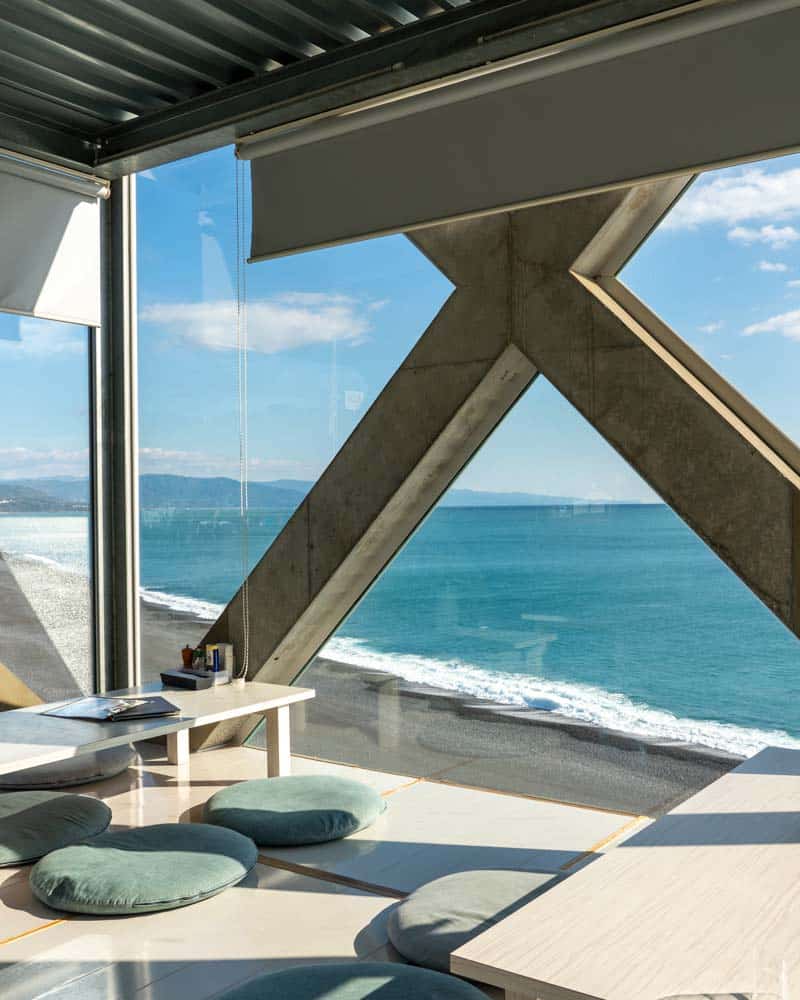 海的房子是一个玻璃餐厅眺望大海