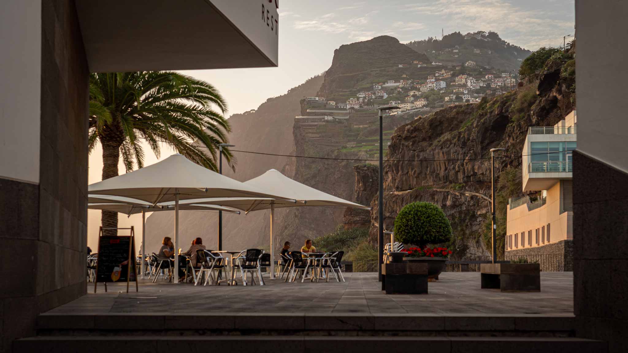 从卡马拉的一家餐馆看日落时的海边悬崖