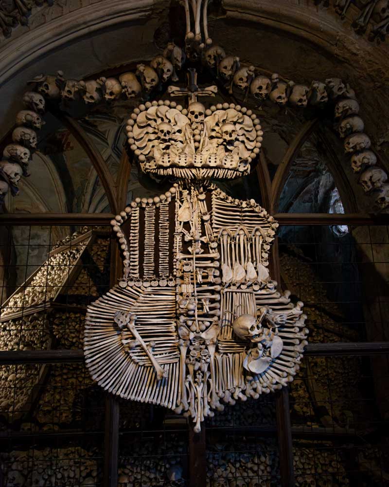 库特纳霍拉的骨头教堂里用骨头做成的盾形纹章