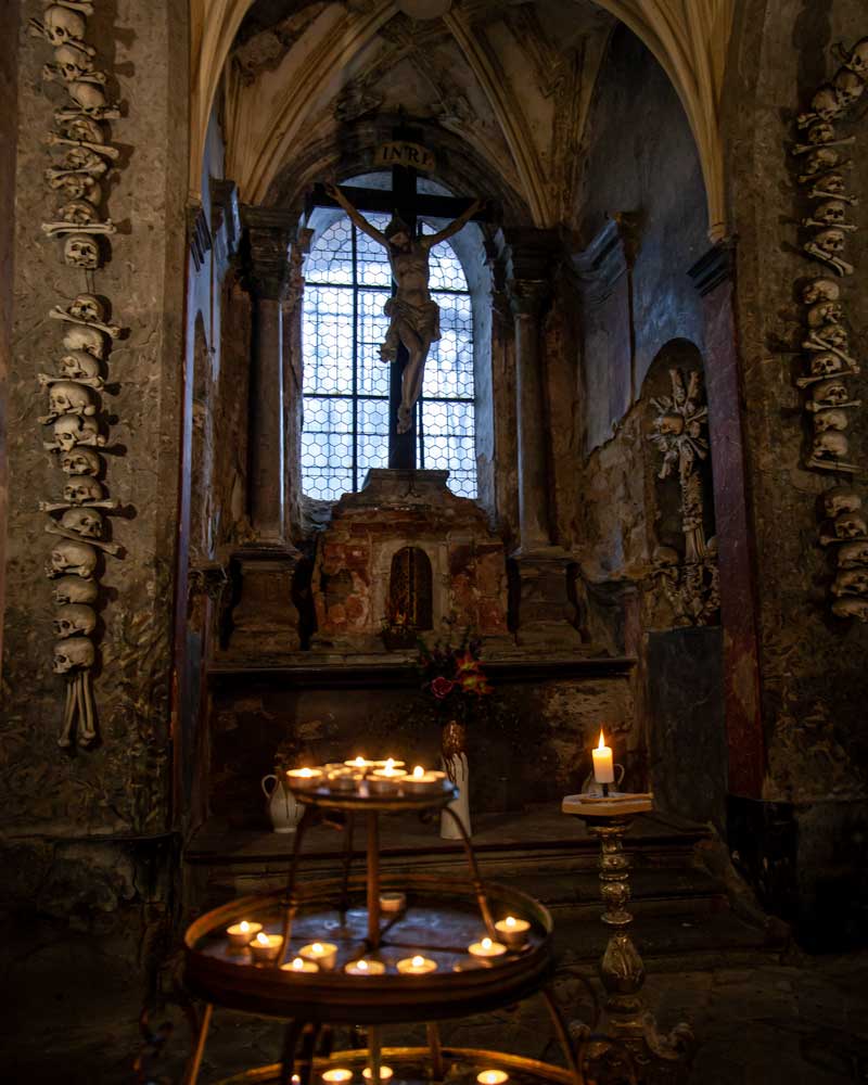蜡烛照亮了一个地下小教堂