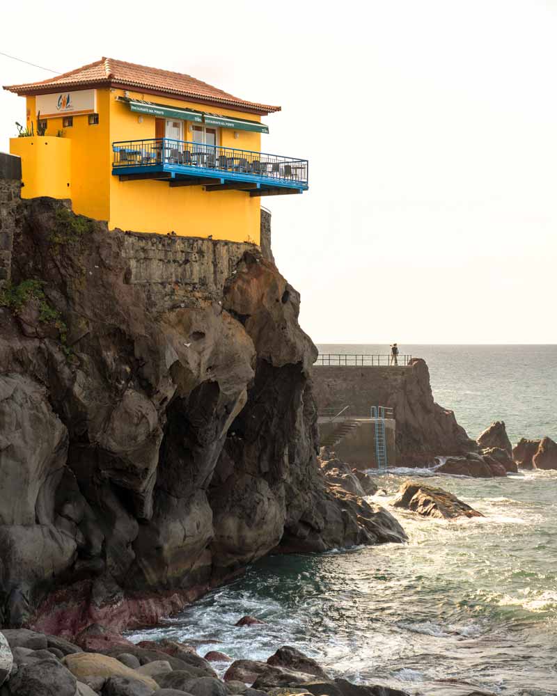 一家亮黄色的咖啡馆坐落在马德拉岛索尔港的悬崖上必威ios下载