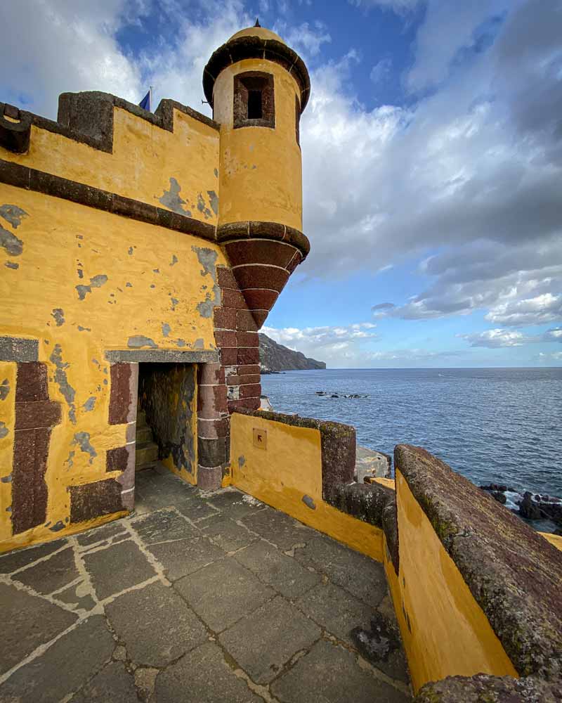 丰沙尔是许多堡垒的所在地，这座亮黄色的炮塔坐落在海洋边缘