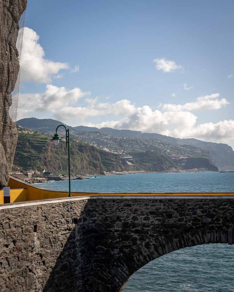 马德拉Ponto do Sol Madeira的一座通往观景台的拱桥必威ios下载