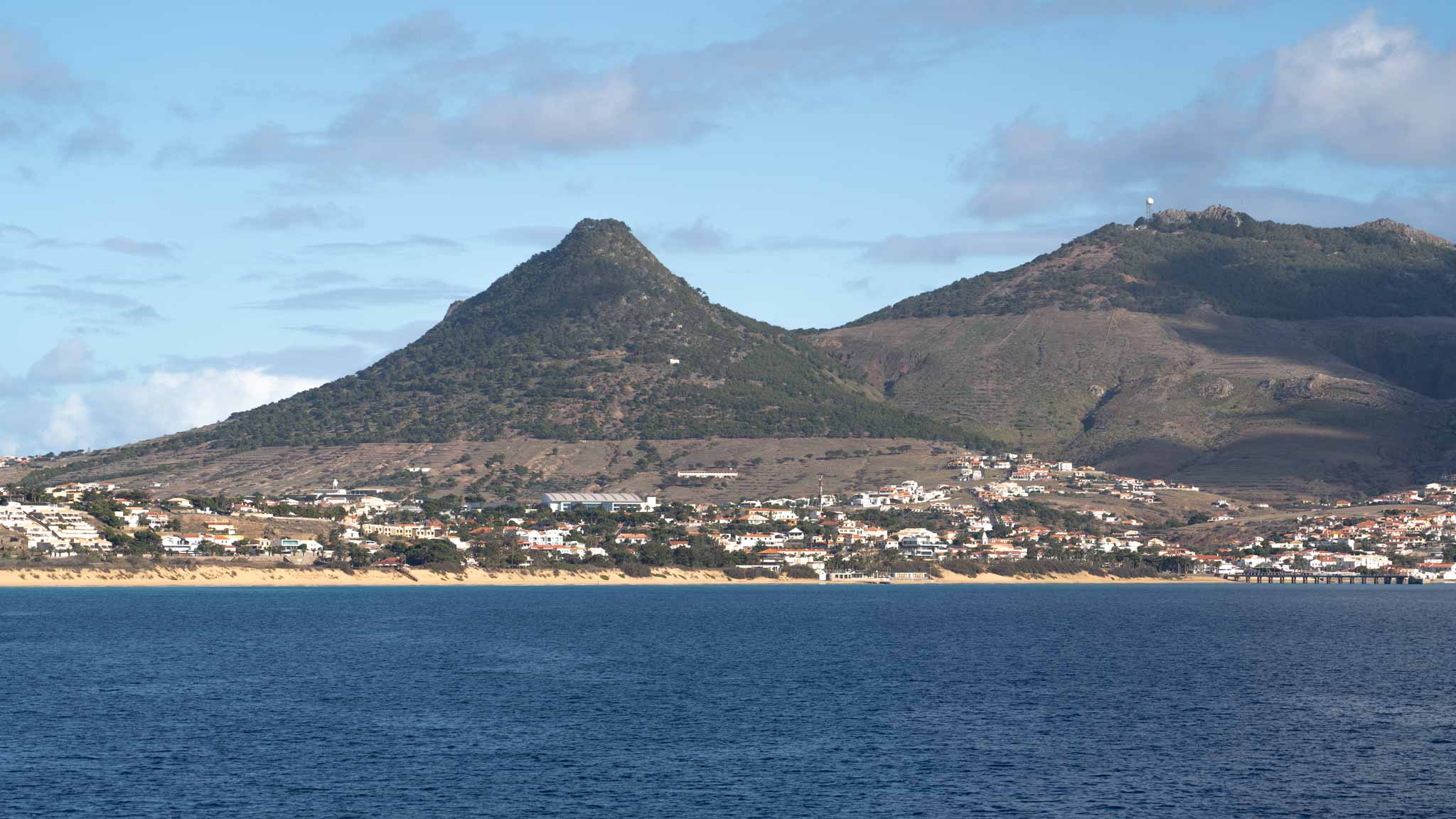 波尔图桑托岛，从渡轮上看到的各种山峰