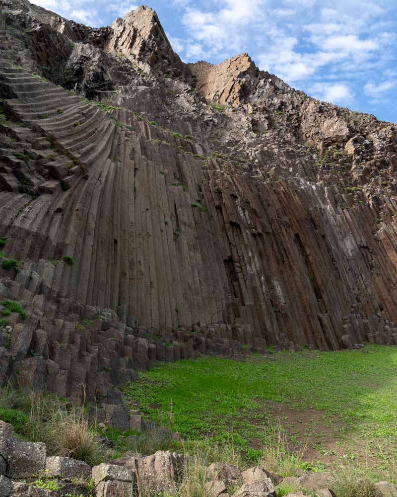 奇怪的方形岩层伸展在波尔图桑托的山峰上