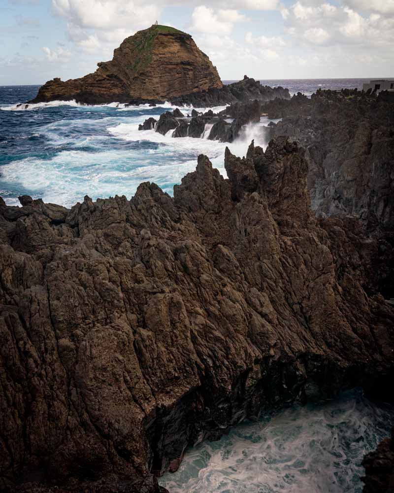 波尔图莫尼兹周围壮观的岩层，海浪拍打着它们，浪花四溅
