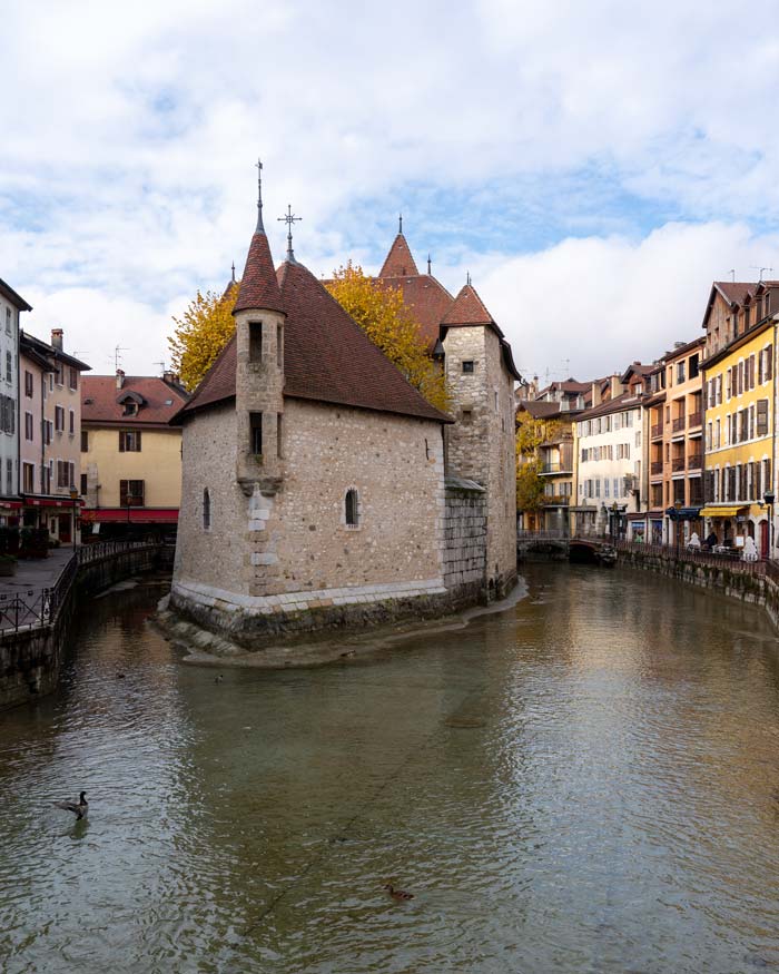 法国安纳西——一个小城堡状建筑提出的水域